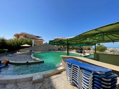 Nagelneue 2-Zimmer-Wohnung in grüner Oase mit privatem Strand