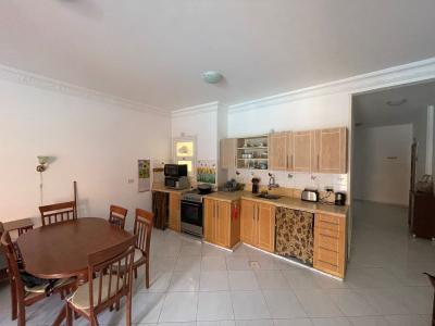 Geräumige 2-Zimmer-Wohnung in einer Wohnanlage mit Swimmingpool